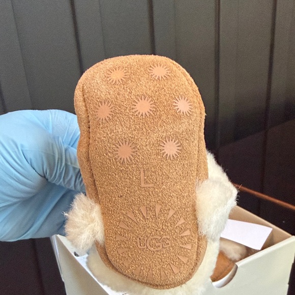 🔥 UGG Lassen Genuine Shearling Shoes – Chestnut (Size 0/1) – NEW IN BOX - Picture 11 of 16